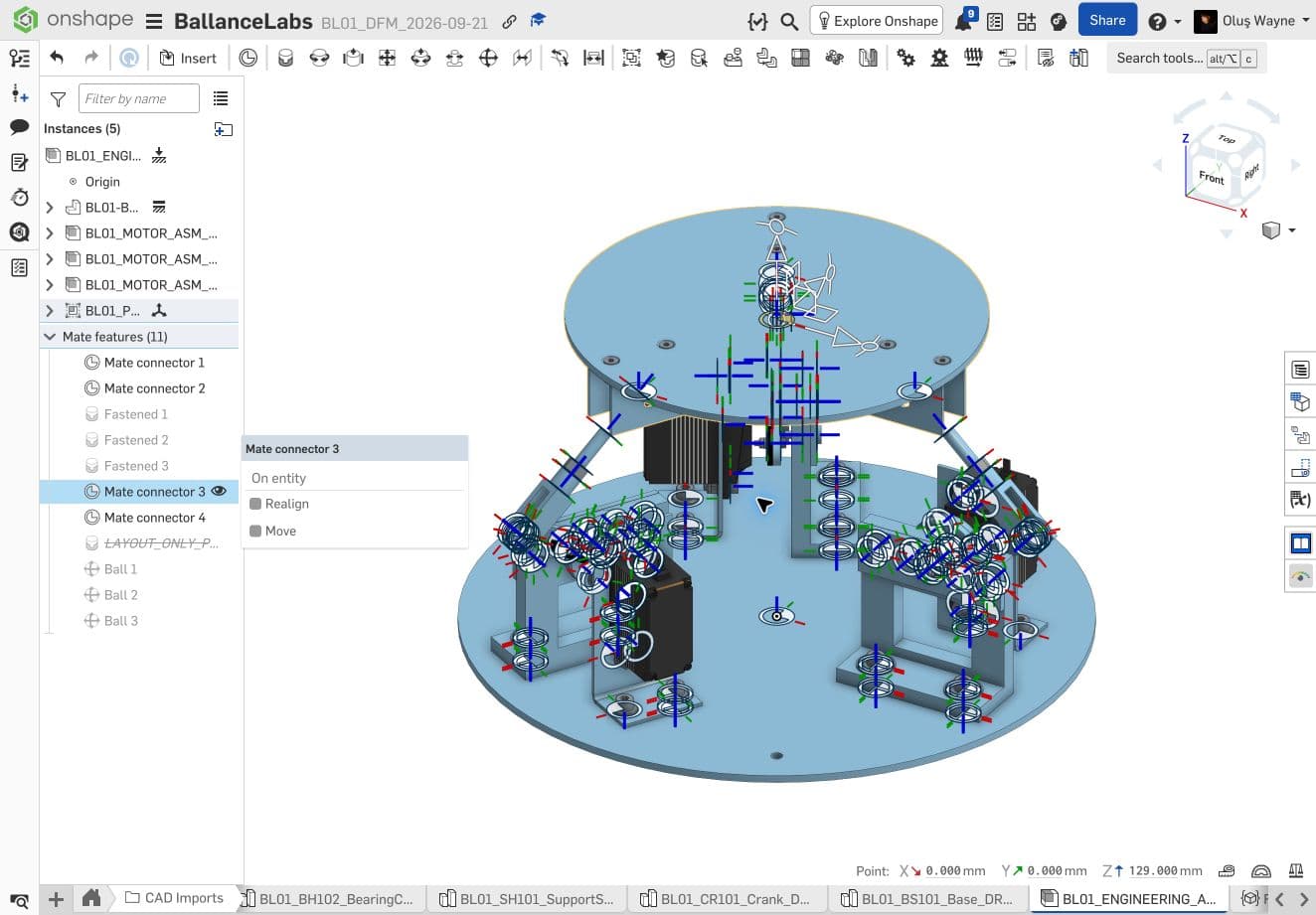 Dairesel taban, hareketli plaka ve üç servo istasyonunun Onshape montajı; mafsal ve eksen işaretleri görünür